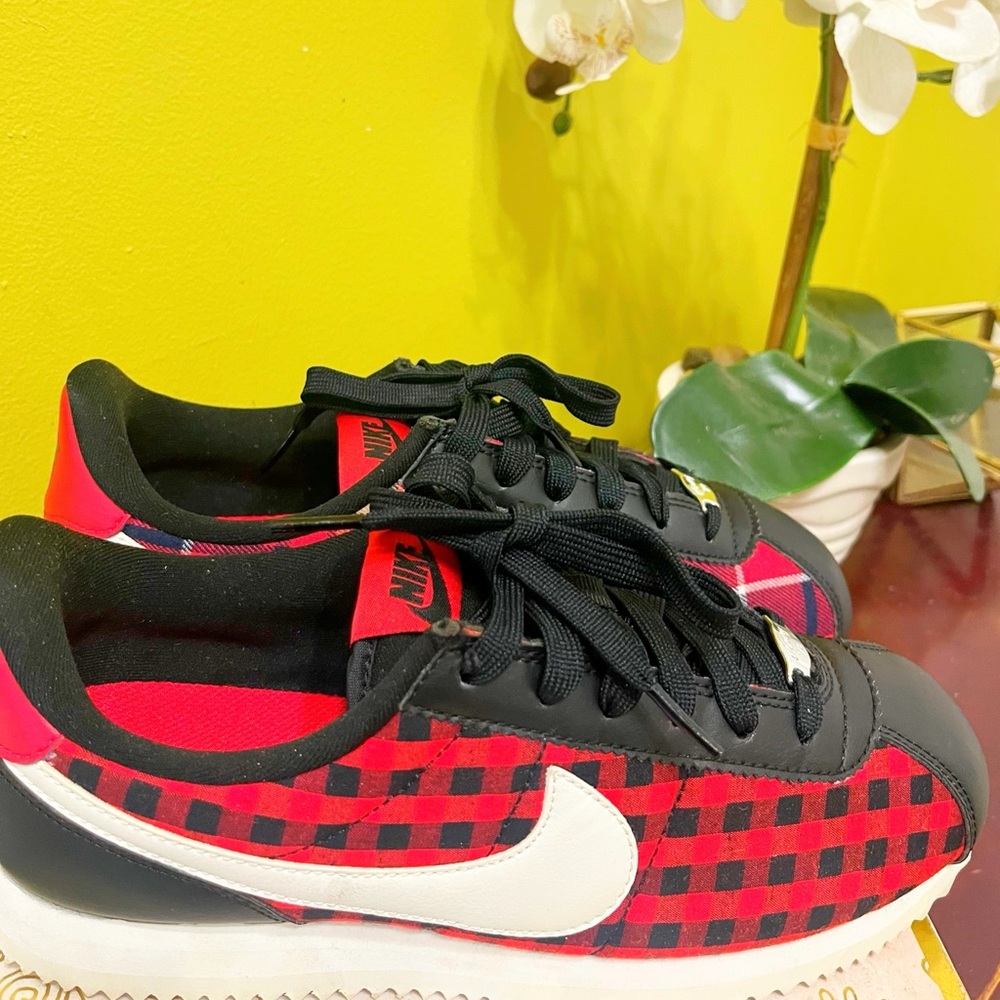 Size 7 US women’s Nike Sneaker